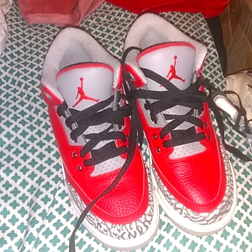 Jordan 3 red size 4y